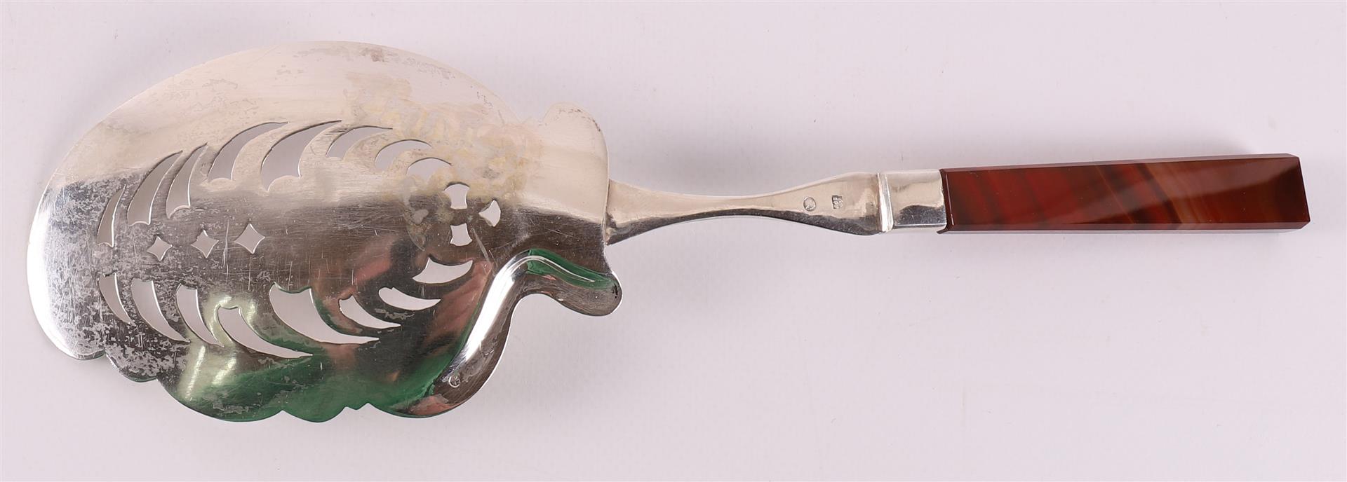 A silver pastry server with an agate handle, year letter 1882. - Image 2 of 4