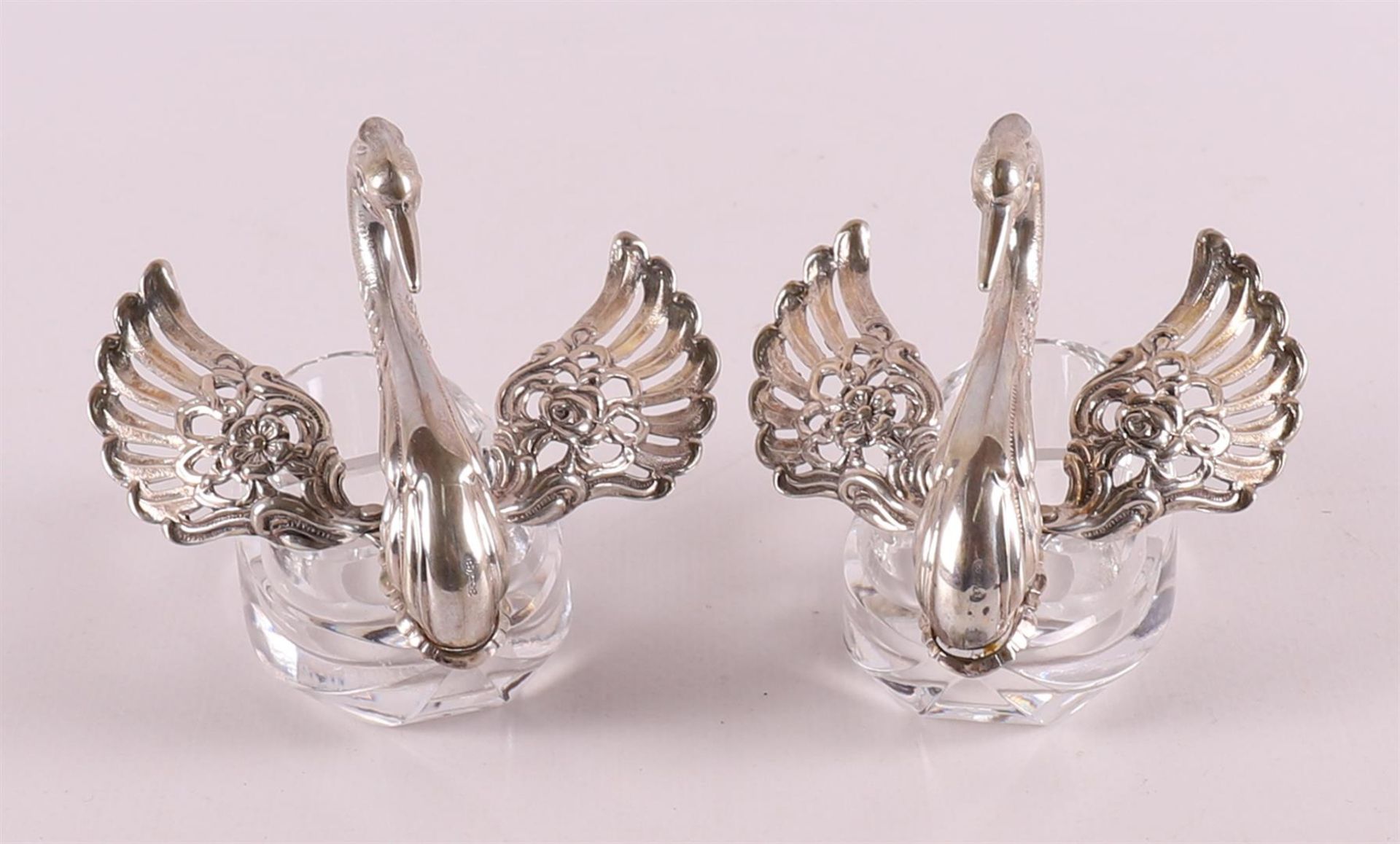 Two white and silver salt shakers in the shape of swans, 20th century. - Bild 3 aus 3