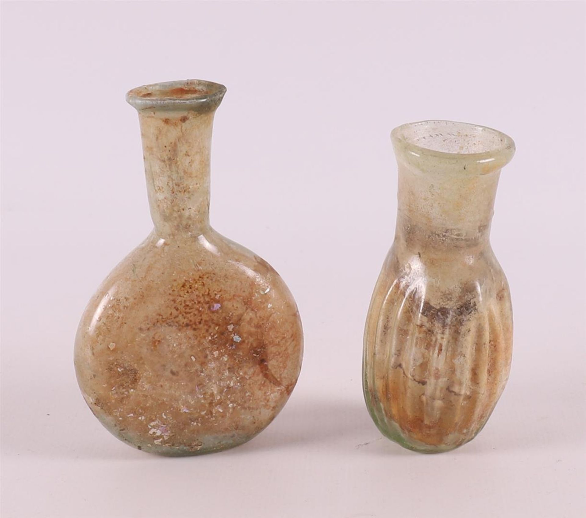 A Roman glass vase and bottle, 2nd - 4th century. - Bild 2 aus 4