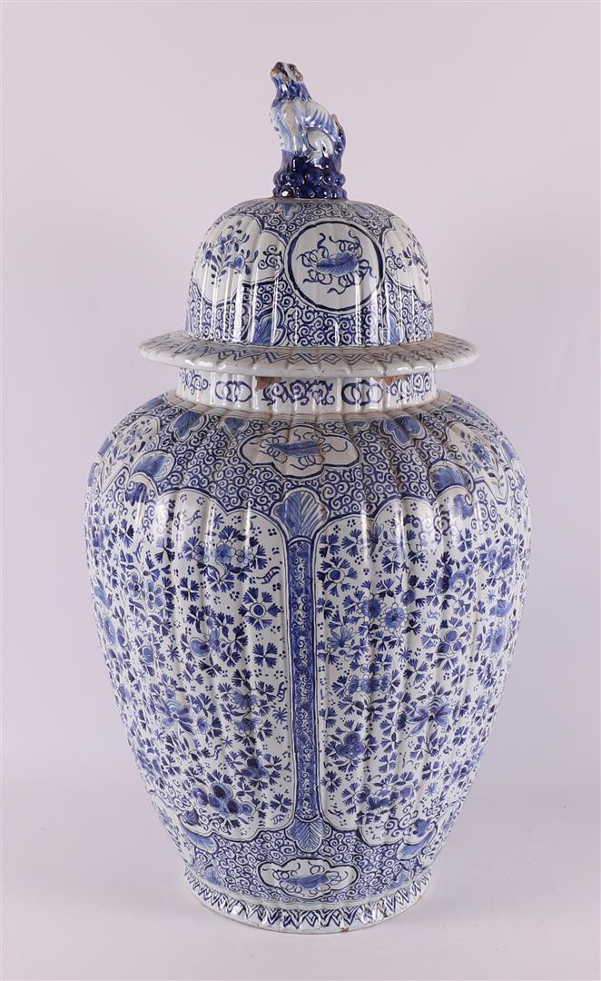 A Delft earthenware vase with lid, 19th/20th century. - Image 2 of 10
