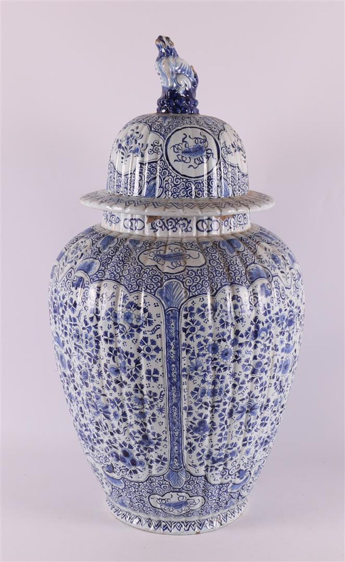 A Delft earthenware vase with lid, 19th/20th century. - Bild 2 aus 10
