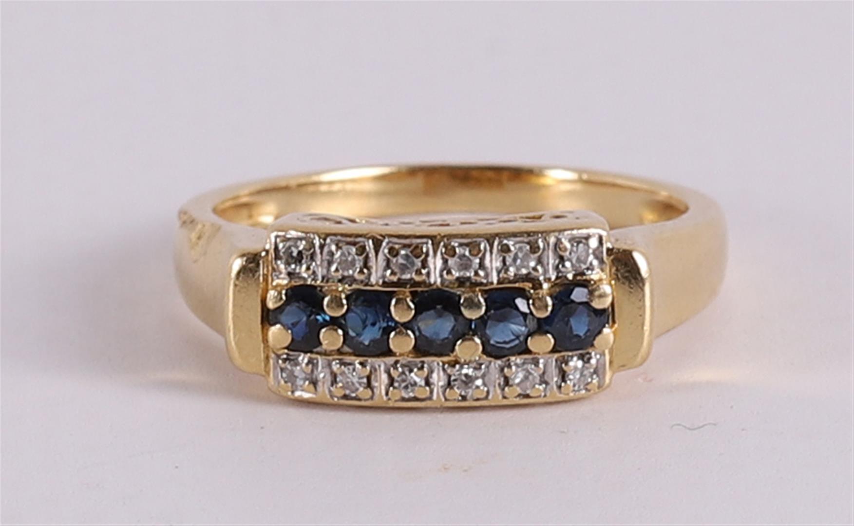 An 18 kt 750/1000 gold ring with 5 blue sapphires and 12 diamonds