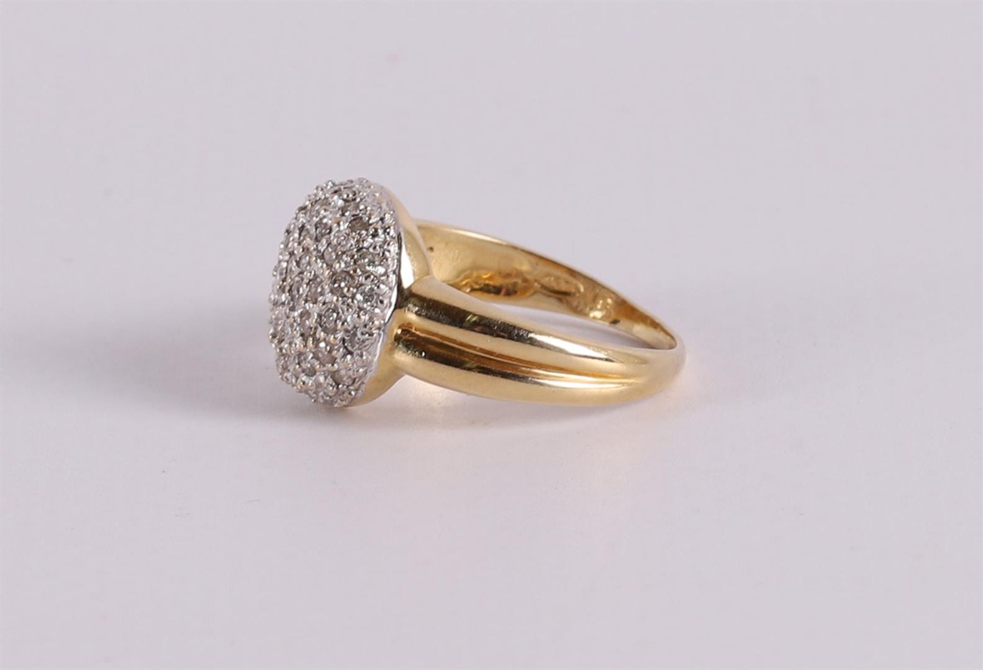 An 18 kt 750/1000 gold pavé ring, completely set with diamonds. - Image 2 of 2