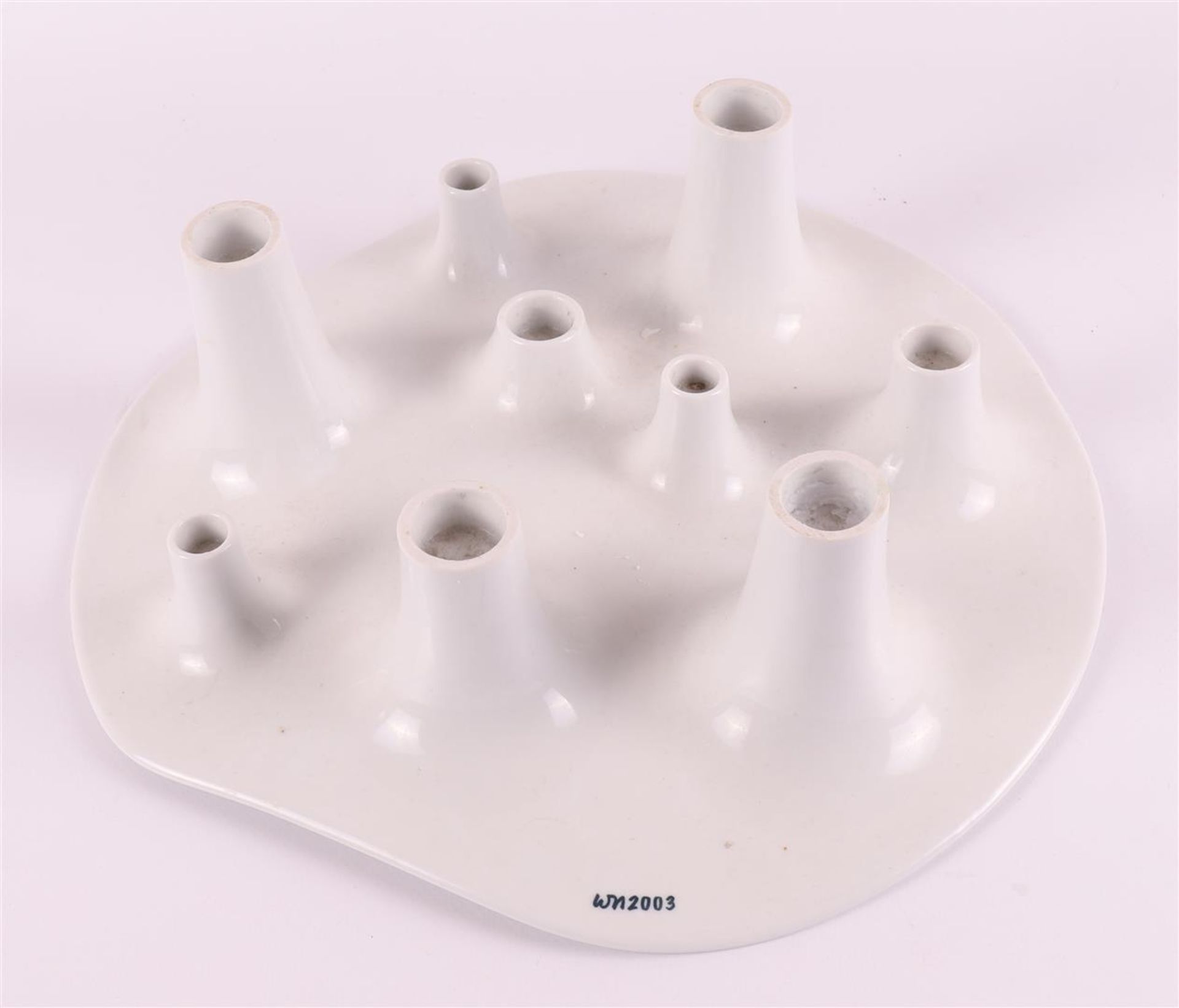 A white porcelain fruit bowl 'fruit and fire', design: Willem Noyons. - Bild 2 aus 3