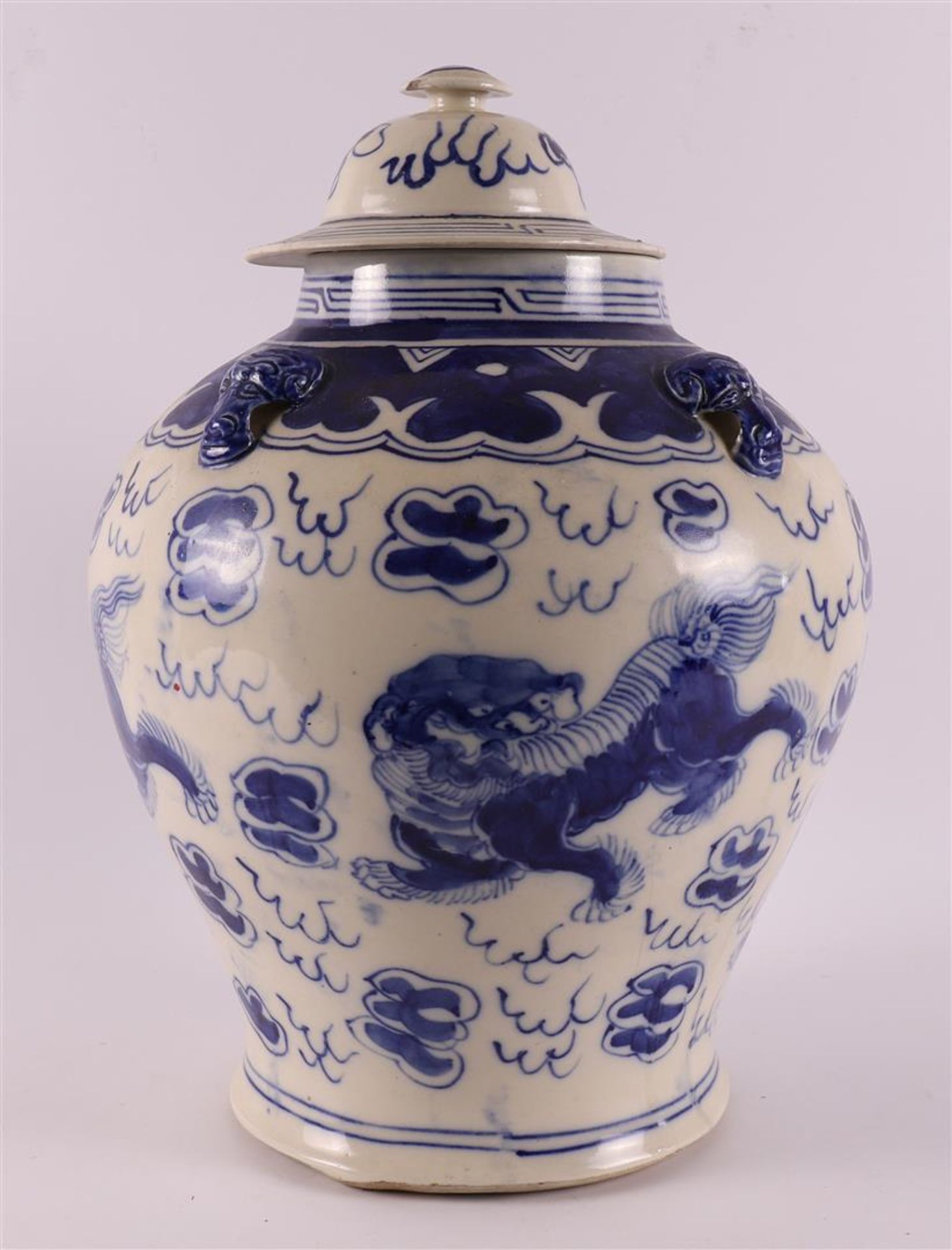 A blue/white porcelain vase with cover, China, 19th century. - Bild 4 aus 11