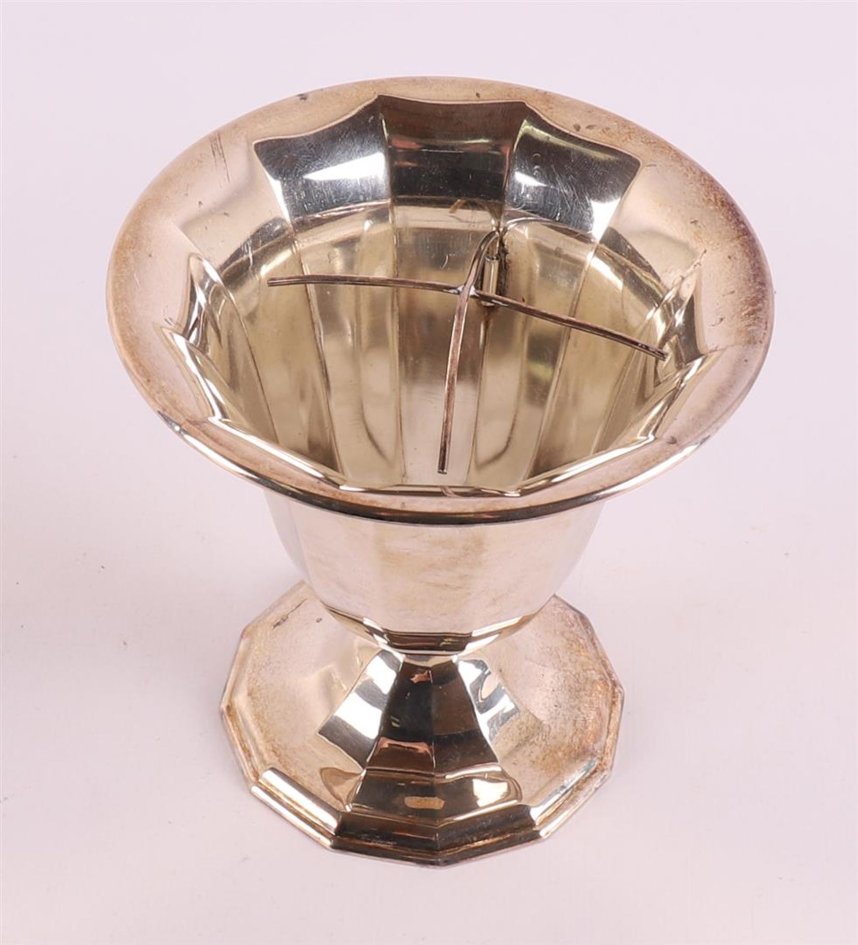 A first grade 925/1000 silver Art Deco style vase, year letter 1977. - Image 2 of 5