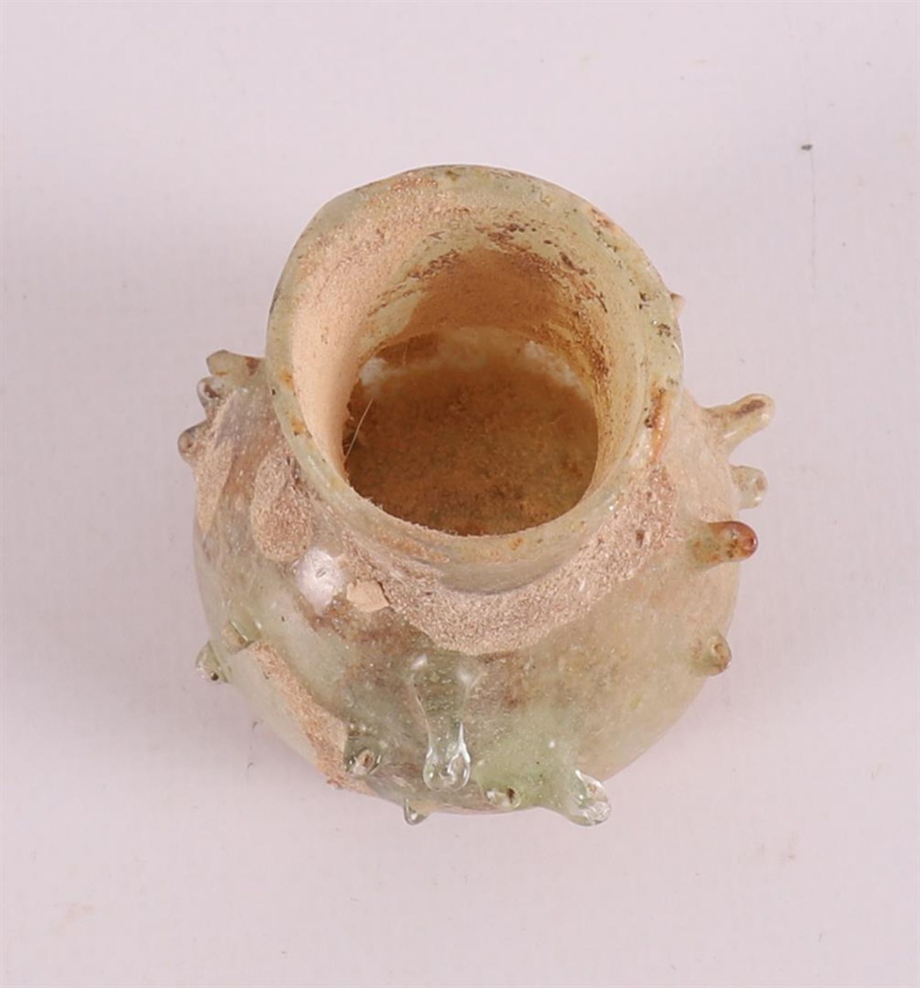 A Roman glass vase and bowl and bracelet, 2nd - 4th century. - Bild 6 aus 14