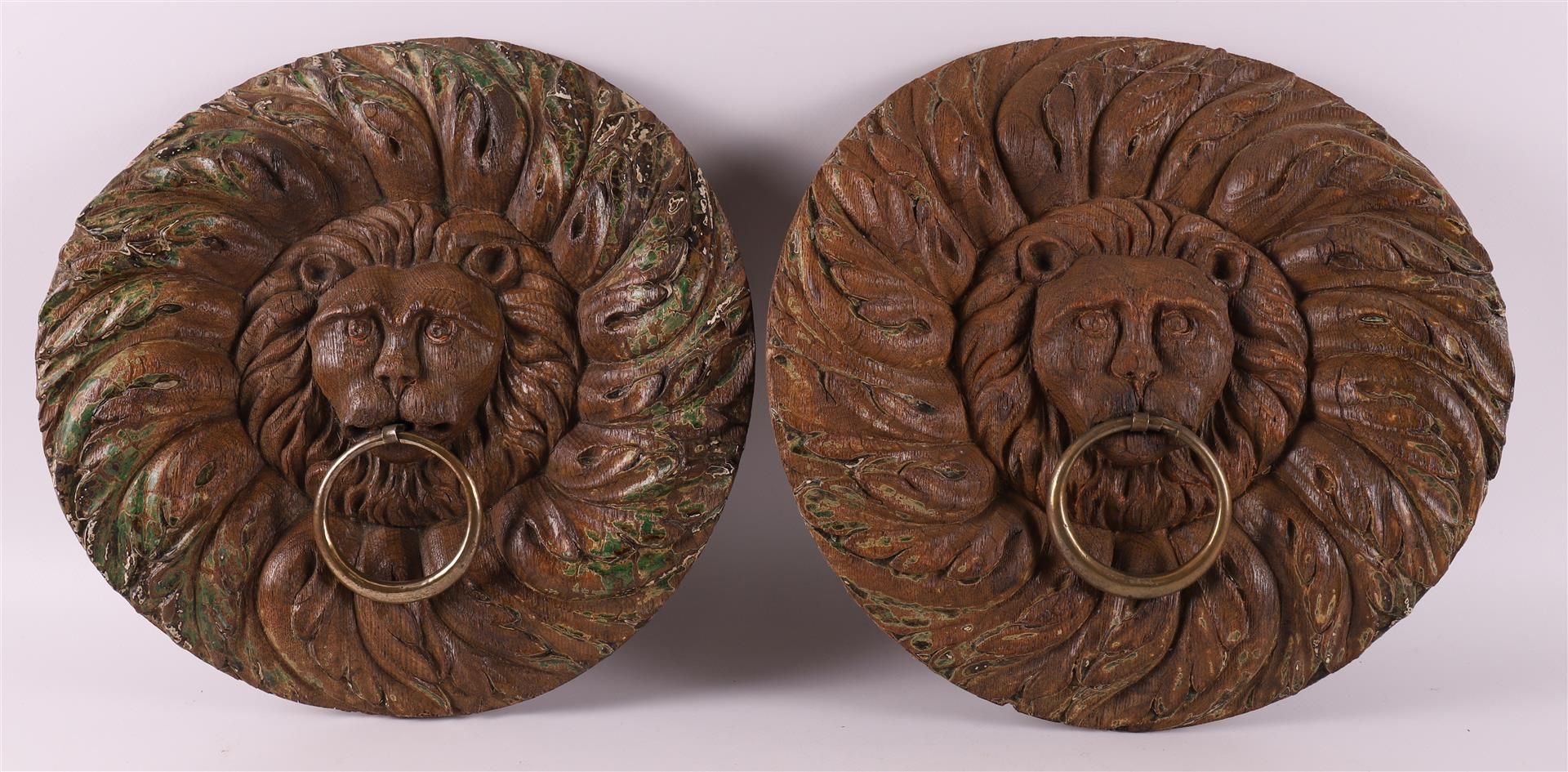 Two carved wooden rosettes of ringed lion heads, 18th century - Image 2 of 5