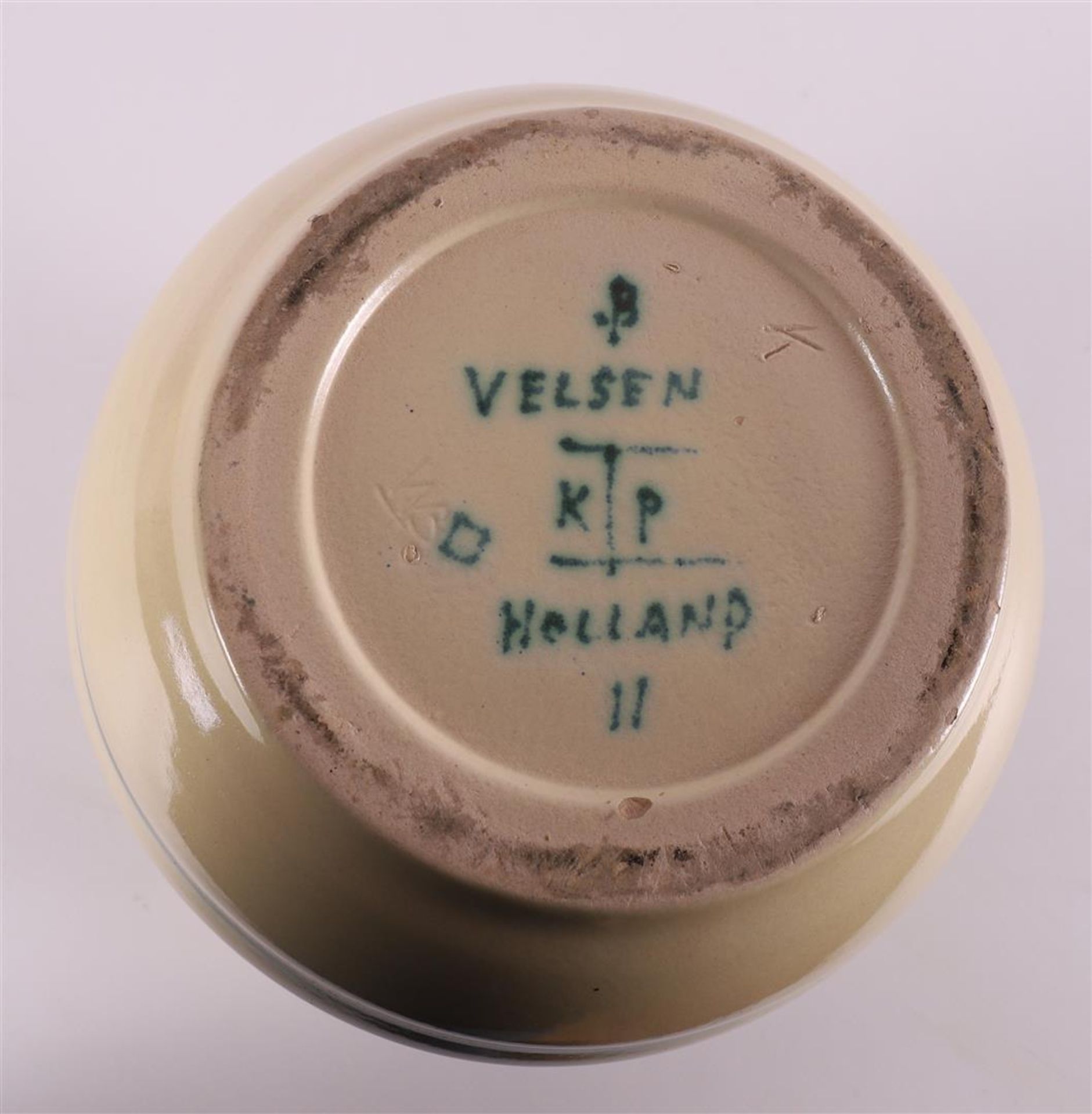 A pottery vase, Potterie KTP Kennemerland Velsen, 1929 - 1932 - Image 7 of 7