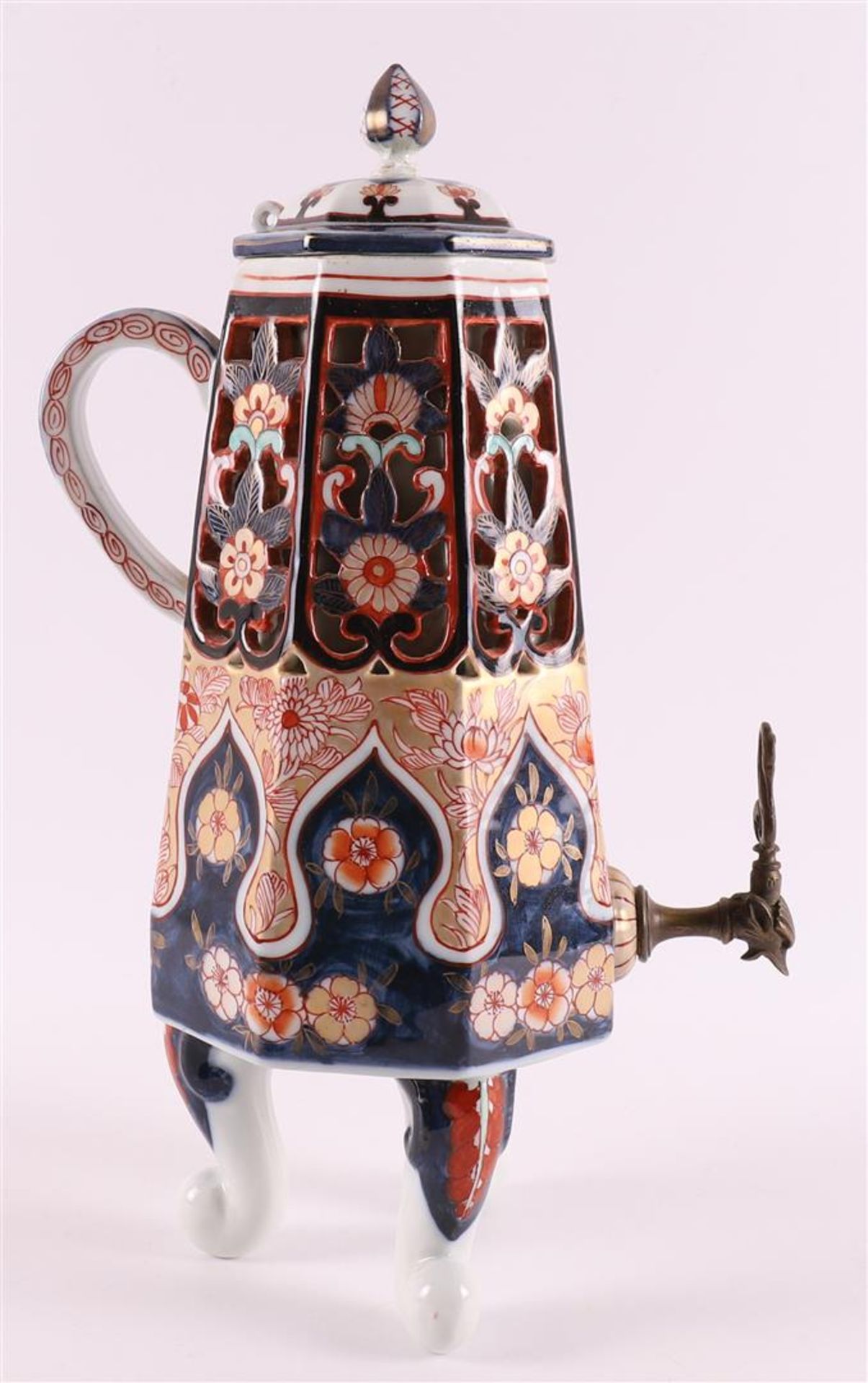 A porcelain coffee/tap jug with Chinoise decor, France, Samson, 19th century. - Image 3 of 10