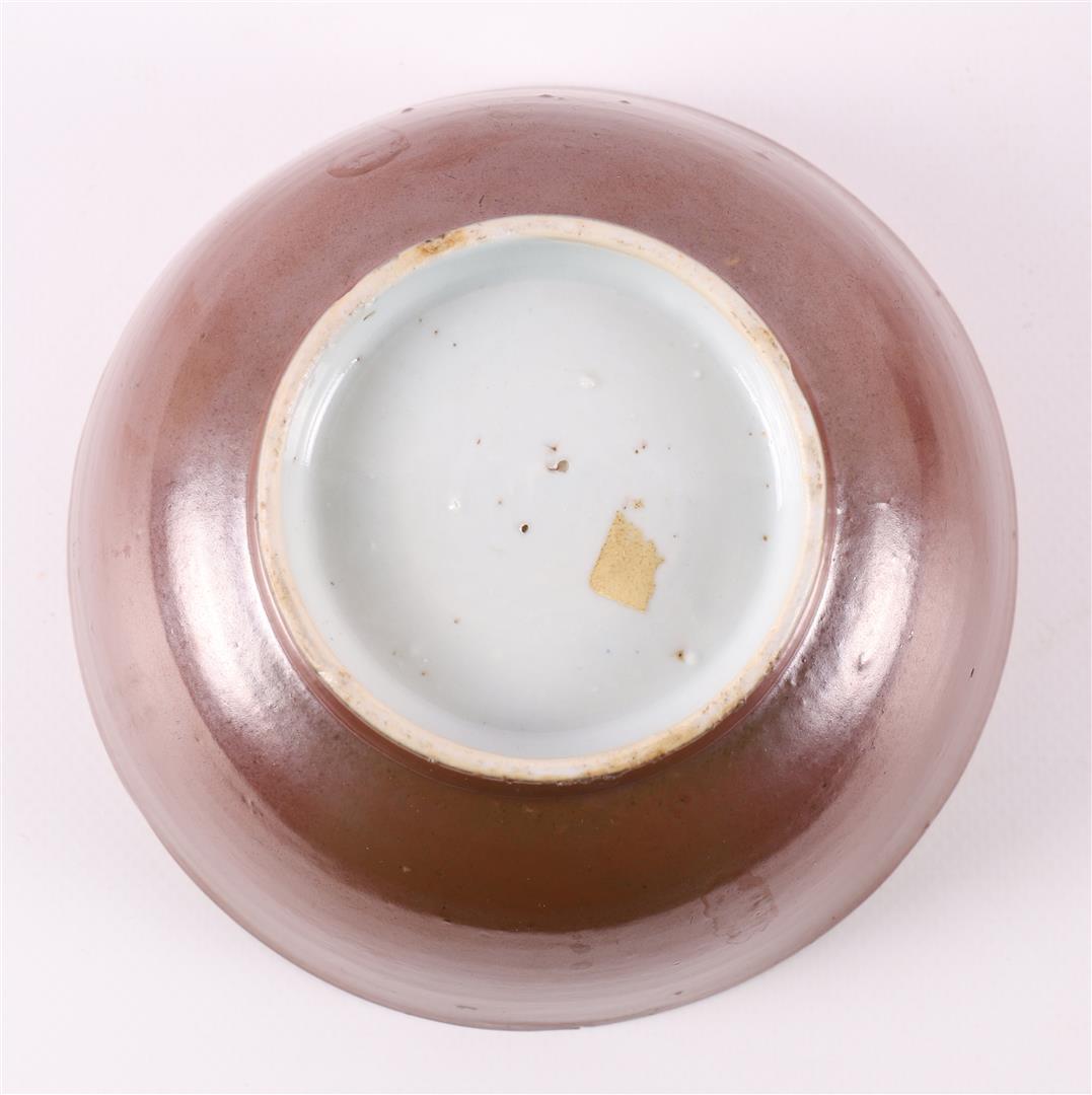 A porcelain Batavia porcelain bowl on stand ring, China, Qiainlong, 18th C. - Image 5 of 8