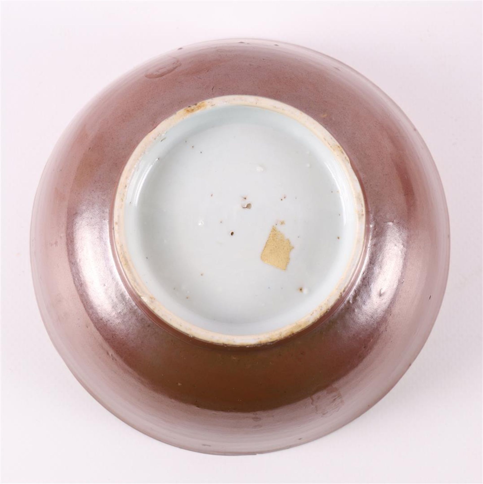 A porcelain Batavia porcelain bowl on stand ring, China, Qiainlong, 18th C. - Bild 5 aus 8