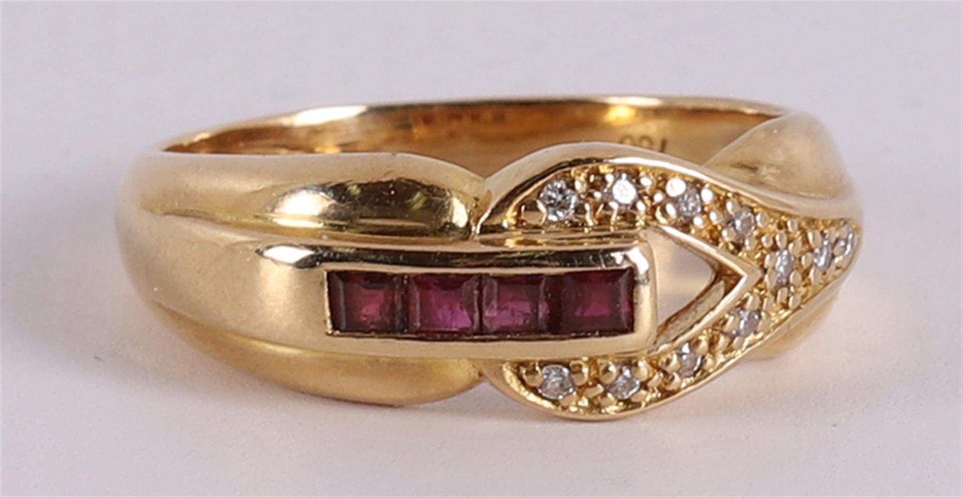 An 18 kt gold ring with 4 princess cut rubies and 11 brilliants.