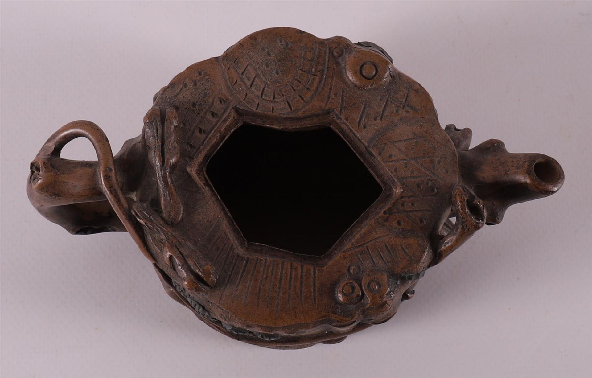 A yixing stoneware tree trunk-shaped teapot, China, 20th century. - Bild 7 aus 11