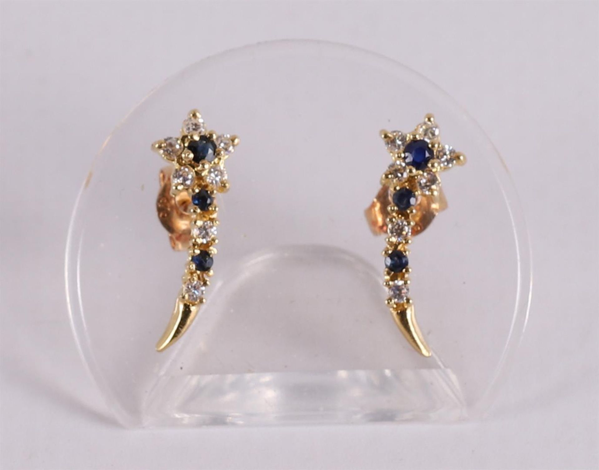 A pair of 18 kt gold stud earrings with blue sapphires and zirconias