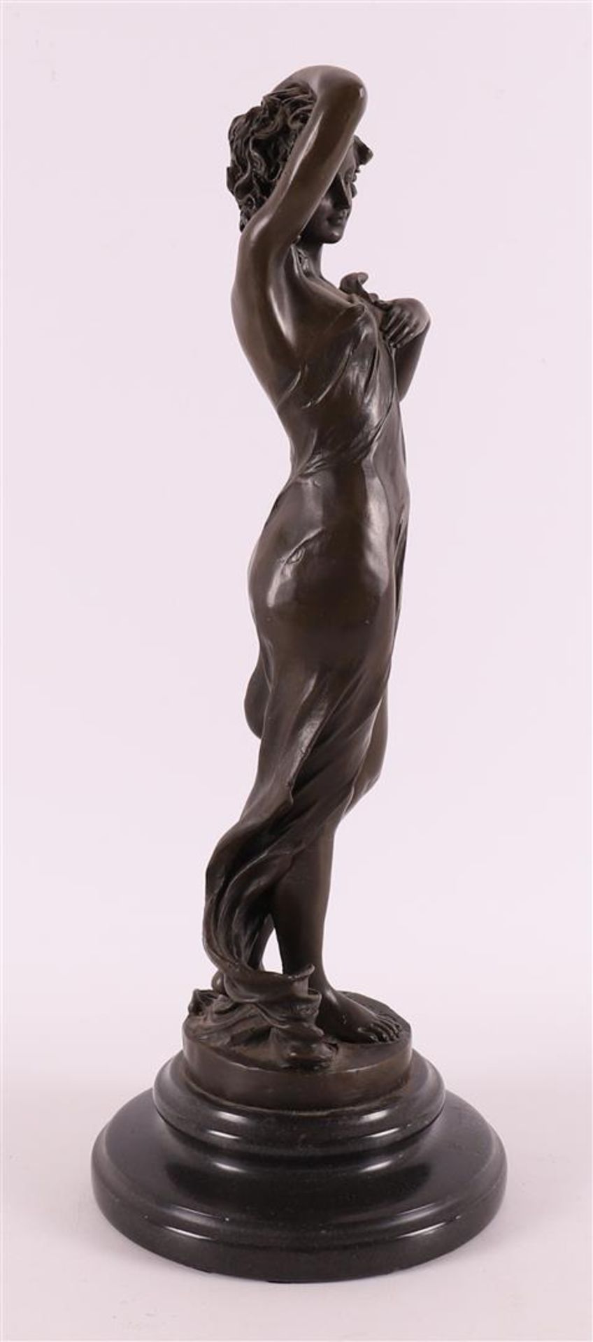 A brown patinated bronze sculpture of a woman, after an antique example, 21st ce - Bild 4 aus 5