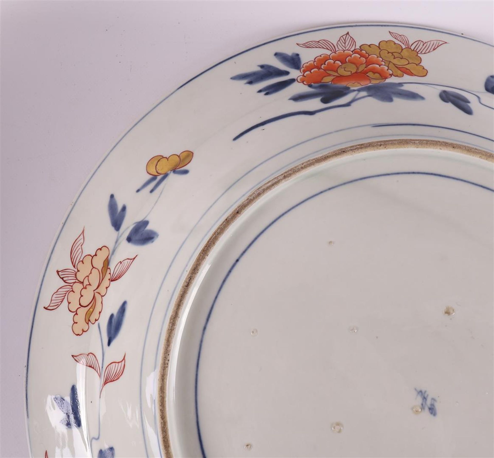 A large porcelain Imari dish, Japan, around 1700. - Bild 8 aus 11