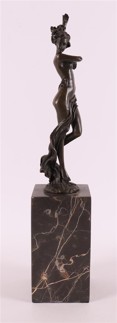 A brown patinated bronze female nude sculpture, after an antique example, - Bild 2 aus 6