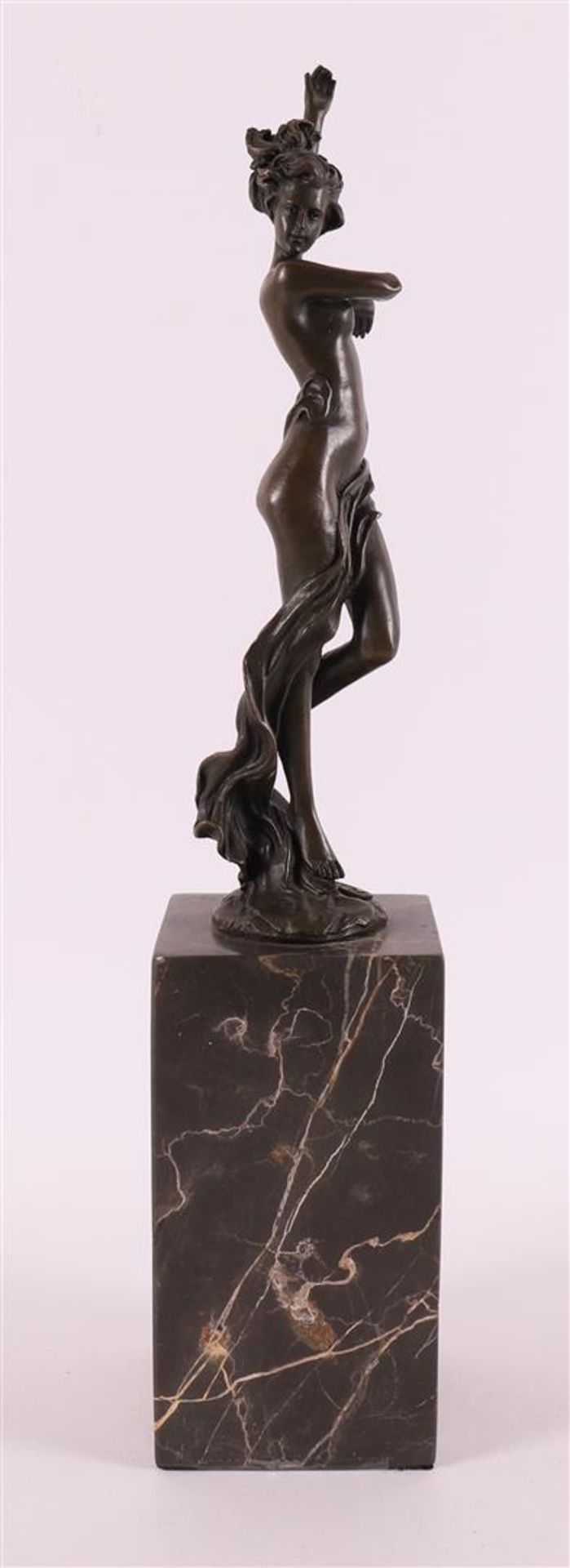 A brown patinated bronze female nude sculpture, after an antique example, - Image 2 of 6