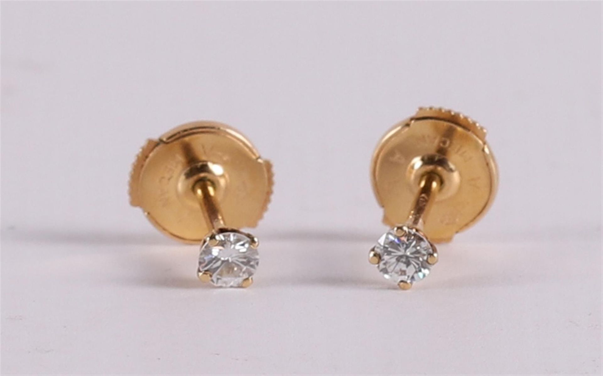 A pair of 18 kt gold stud earrings with blue sapphires and zirconias - Image 3 of 3