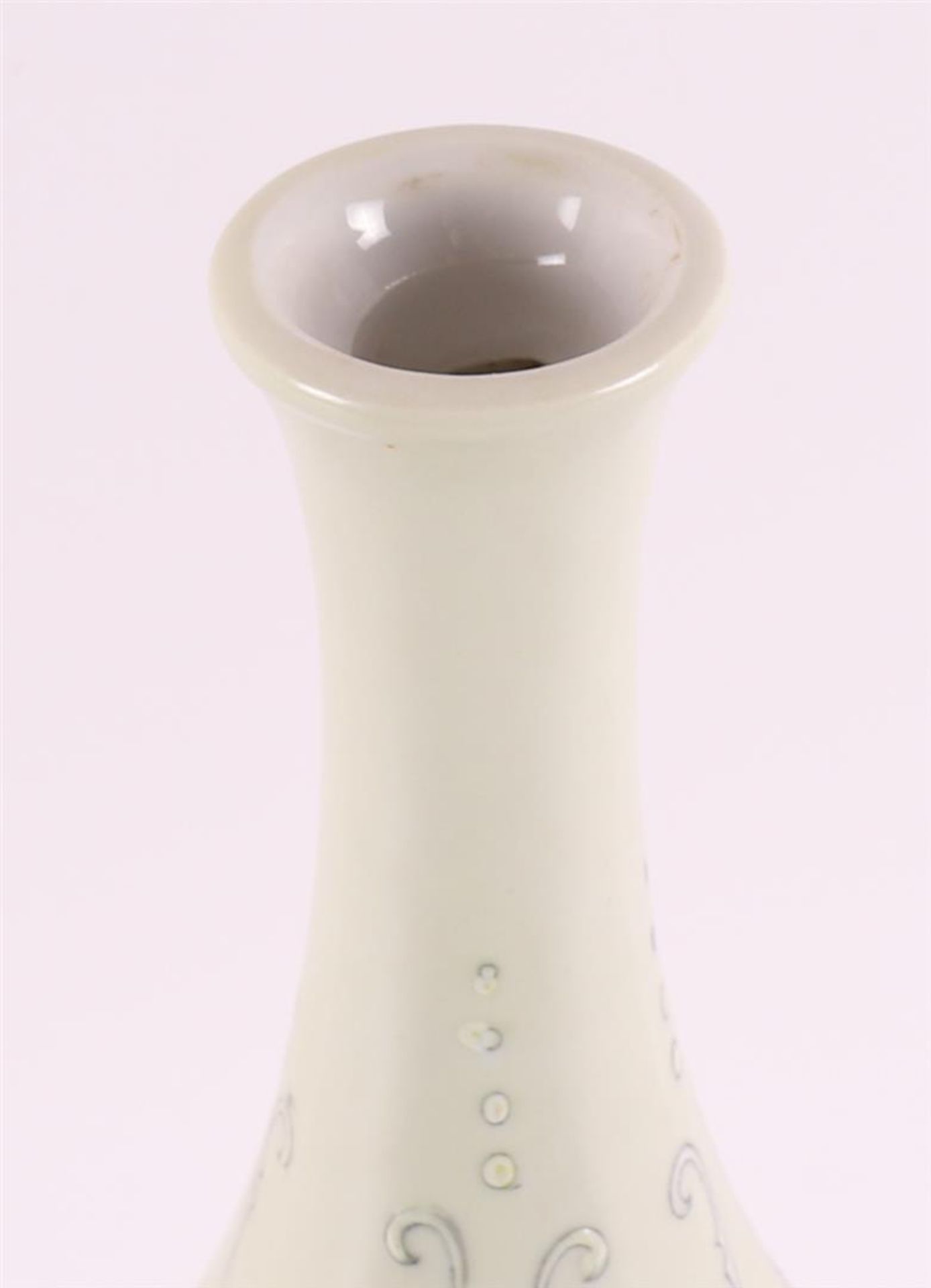 A porcelain teardrop-shaped Art Nouveau style vase, 21st century - Image 5 of 7