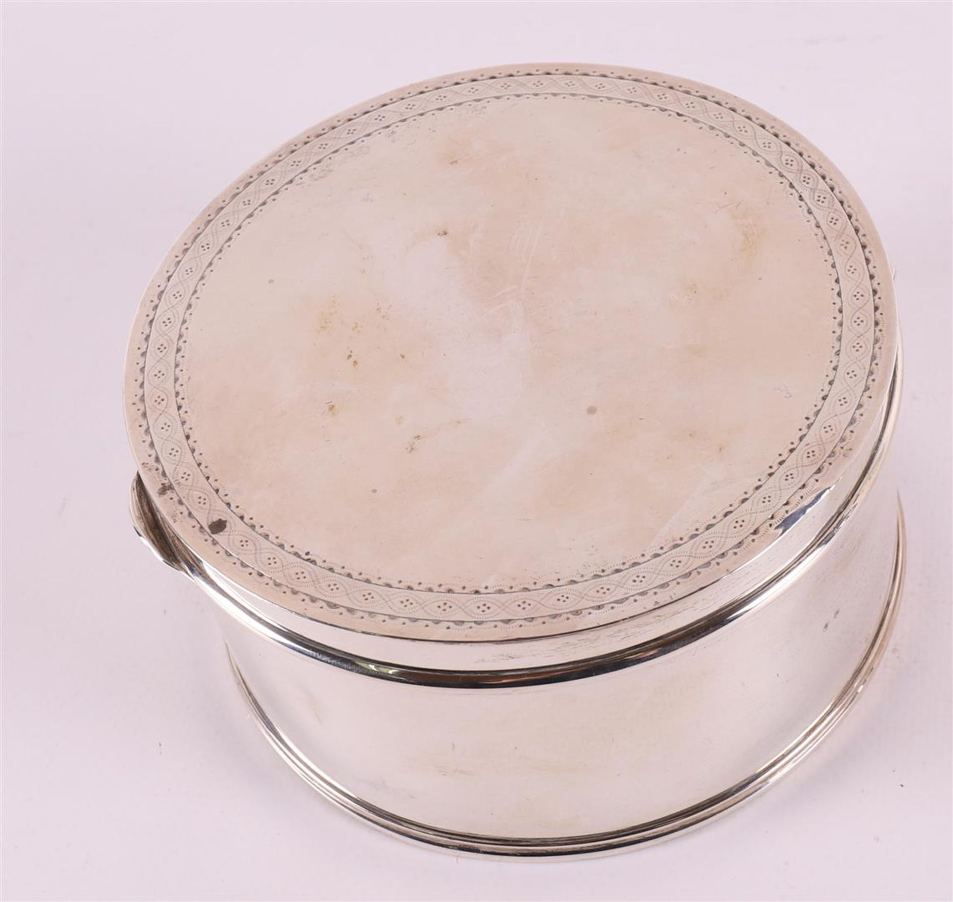 A round silver cookie lid tin, Amsterdam, 18th century. - Bild 5 aus 5
