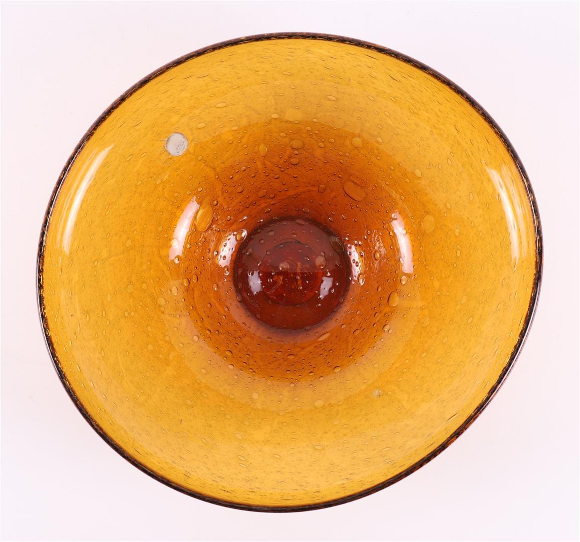 An amber-coloured blown bowl 'Antiqua', design: Max Verboeket. - Bild 3 aus 5
