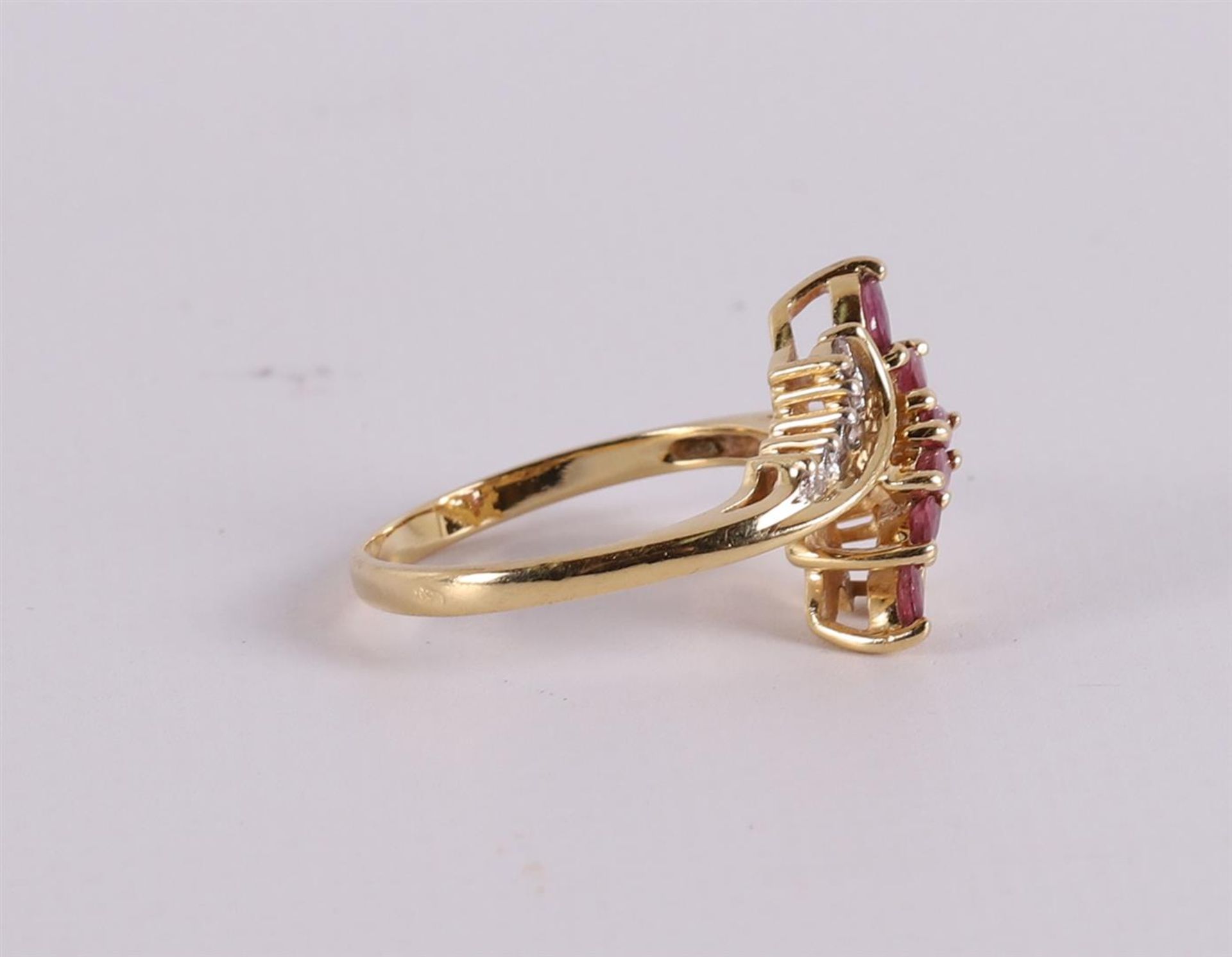 An 18 kt gold fantasy ring with 6 marquise cut rubies - Bild 3 aus 3
