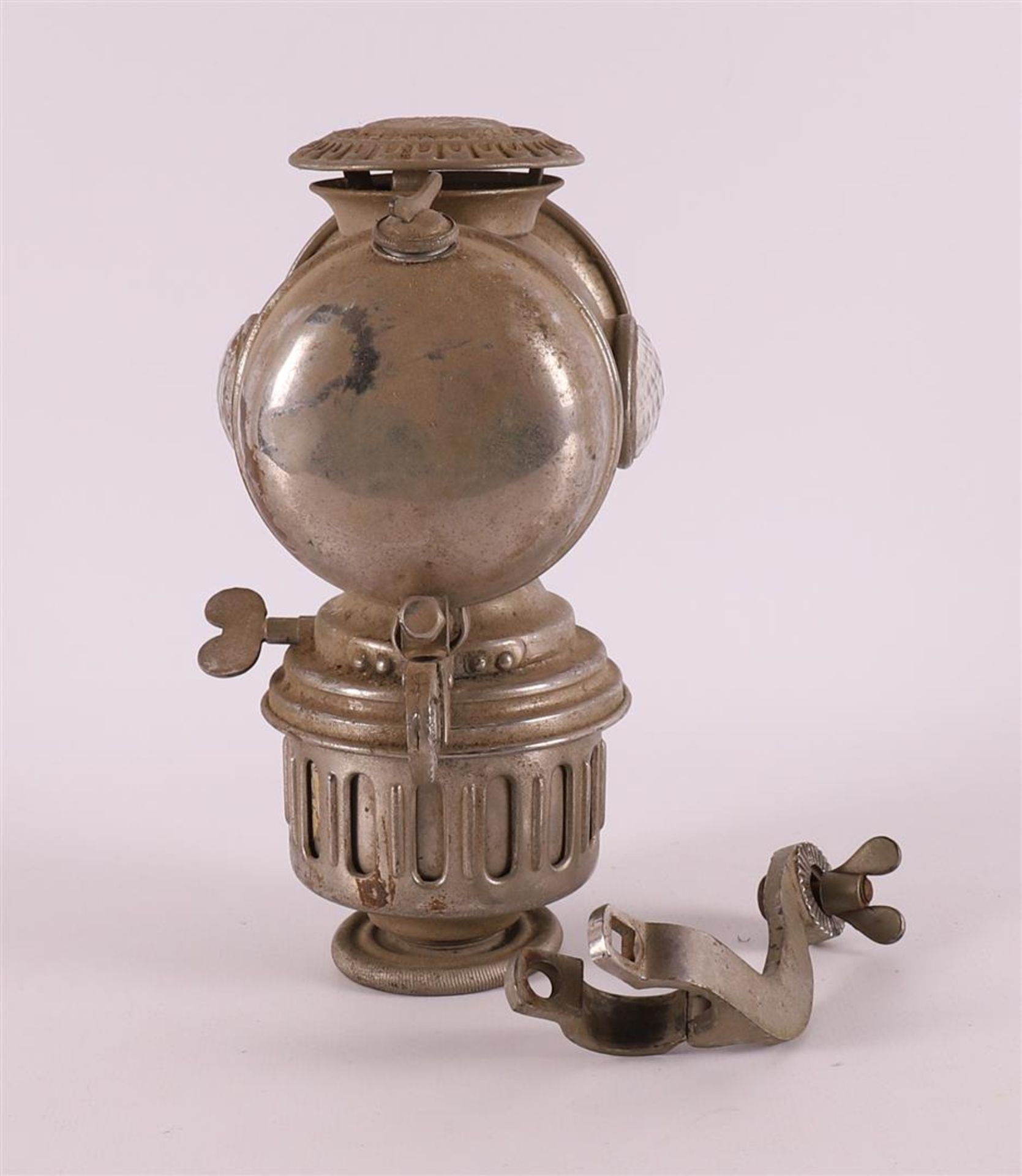 A nickel-plated brass carbit bicycle lantern, early 20th century. - Bild 4 aus 5