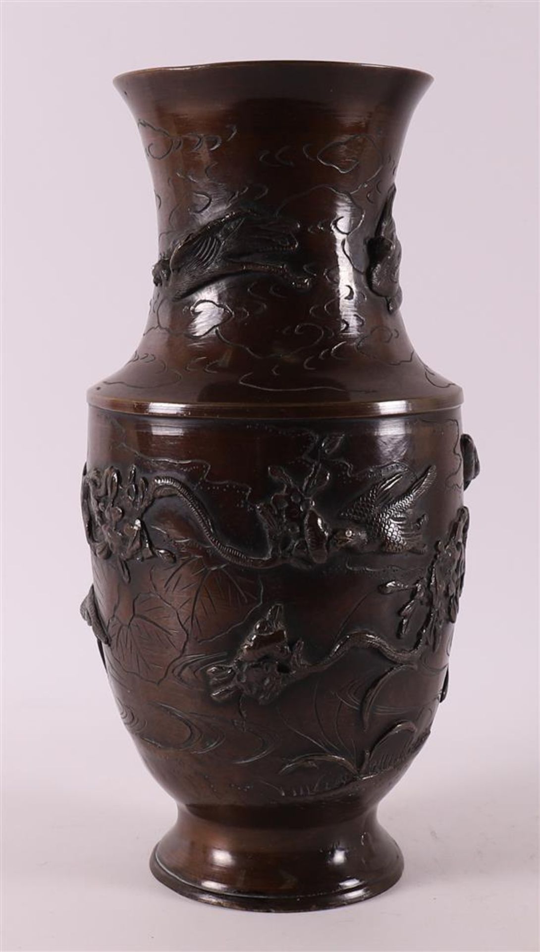 A brown patinated bronze vase, Japan, Meiji, early 20th century. - Bild 3 aus 6