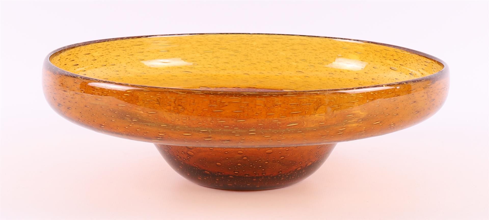 An amber-coloured blown bowl 'Antiqua', design: Max Verboeket. - Bild 2 aus 5