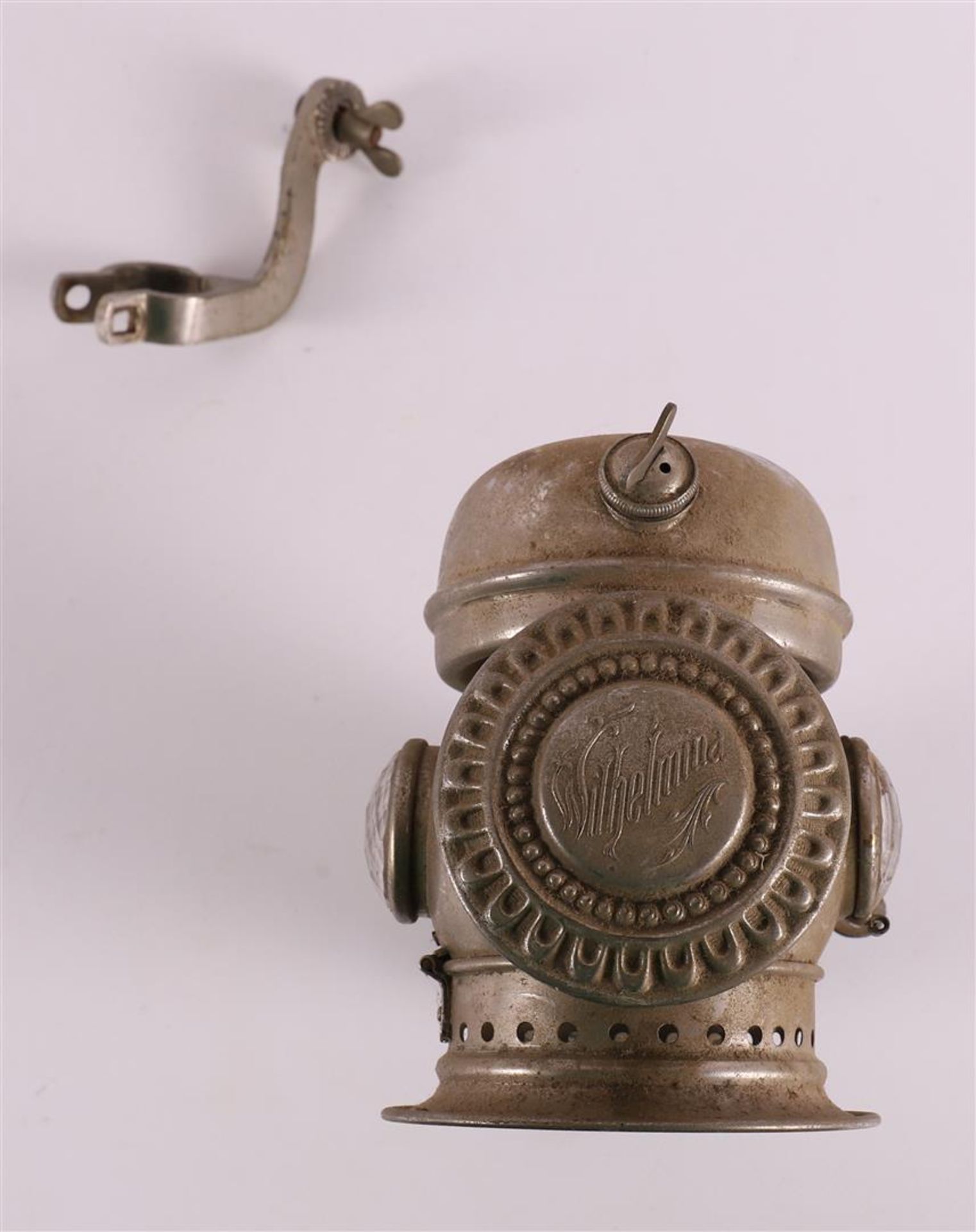 A nickel-plated brass carbit bicycle lantern, early 20th century. - Bild 5 aus 5