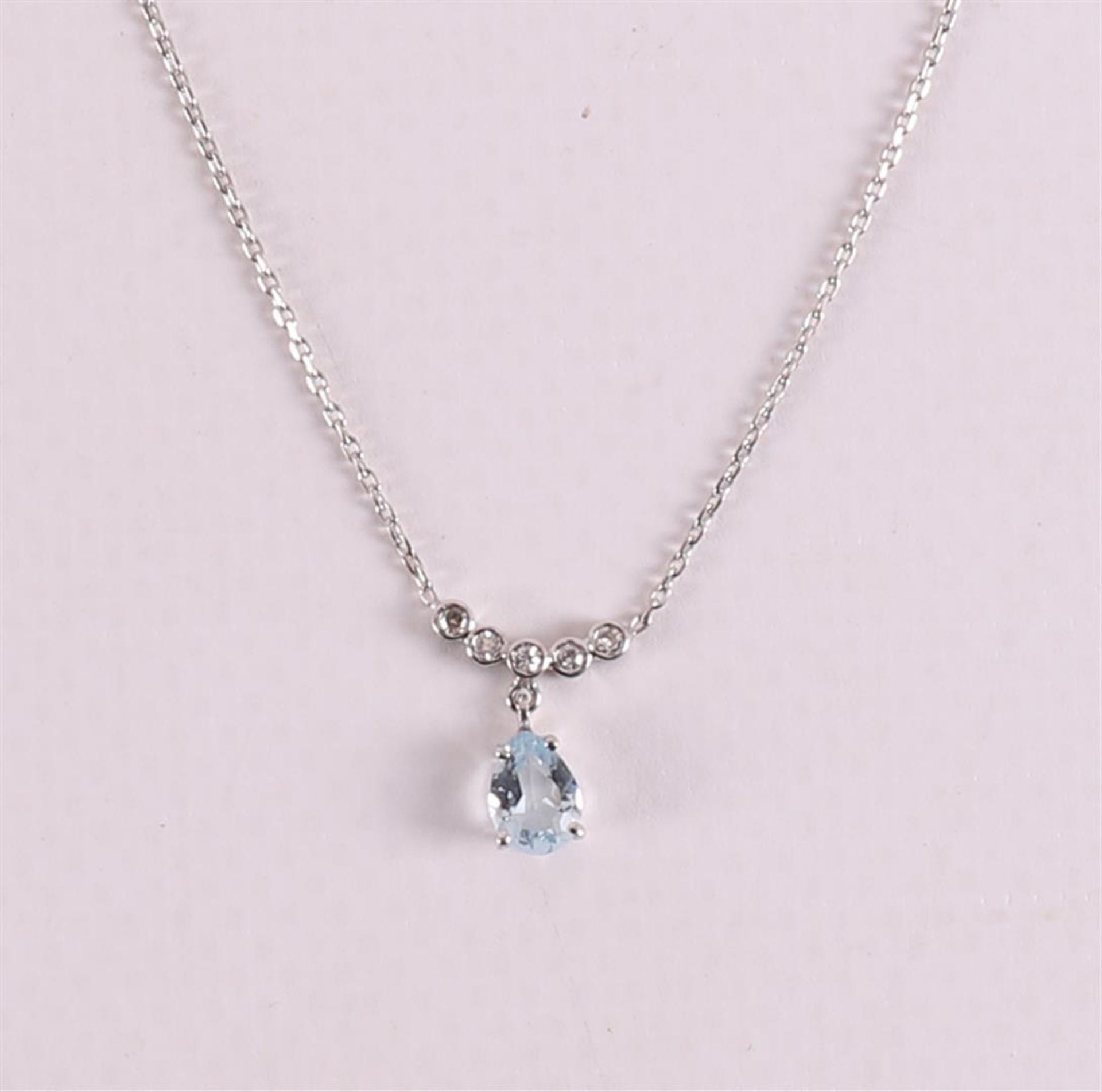 An 18 kt white gold anchor necklace with a pear-shaped cut aquamarine. - Bild 2 aus 3