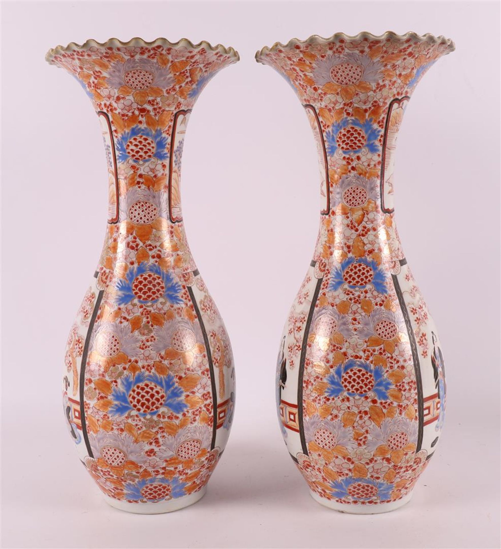 A pair of baluster-shaped porcelain vases with scalloped neck edge, Japan, Meiji - Bild 2 aus 6