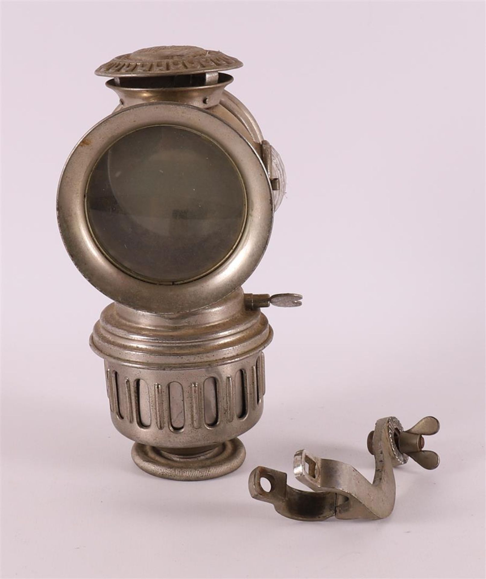 A nickel-plated brass carbit bicycle lantern, early 20th century. - Bild 2 aus 5