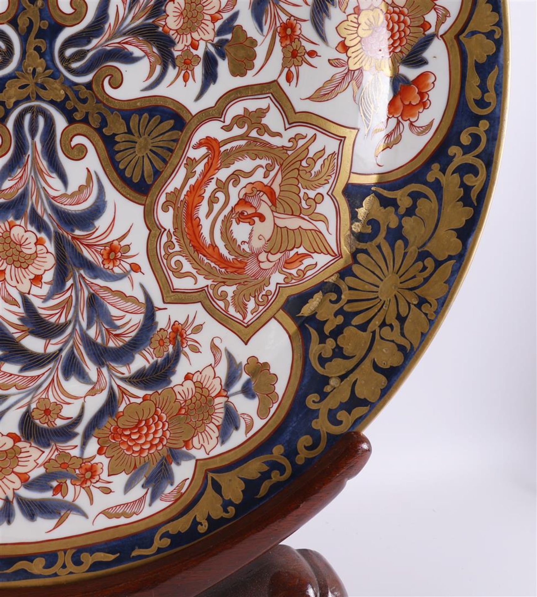 A large porcelain Imari dish, Japan, around 1700. - Bild 4 aus 11