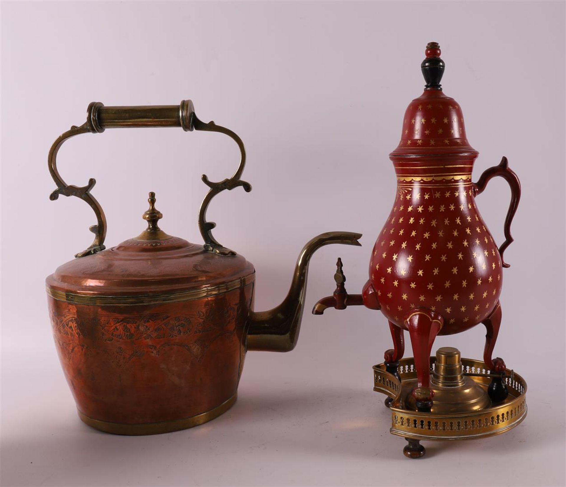 A red lacquered pewter tap jug with gold-coloured mille etoiles decor, 20th cent - Bild 4 aus 4