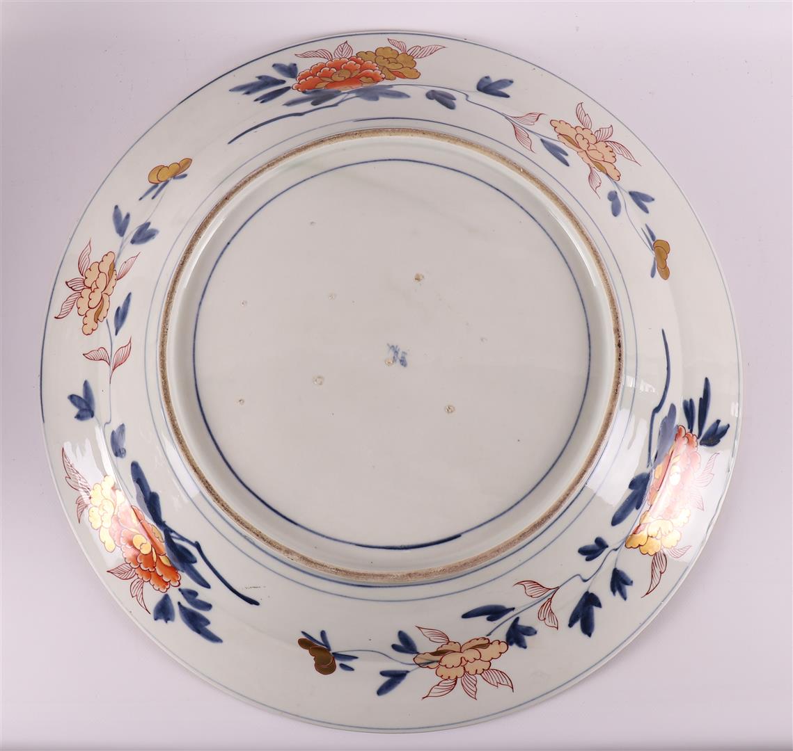 A large porcelain Imari dish, Japan, around 1700. - Image 6 of 11