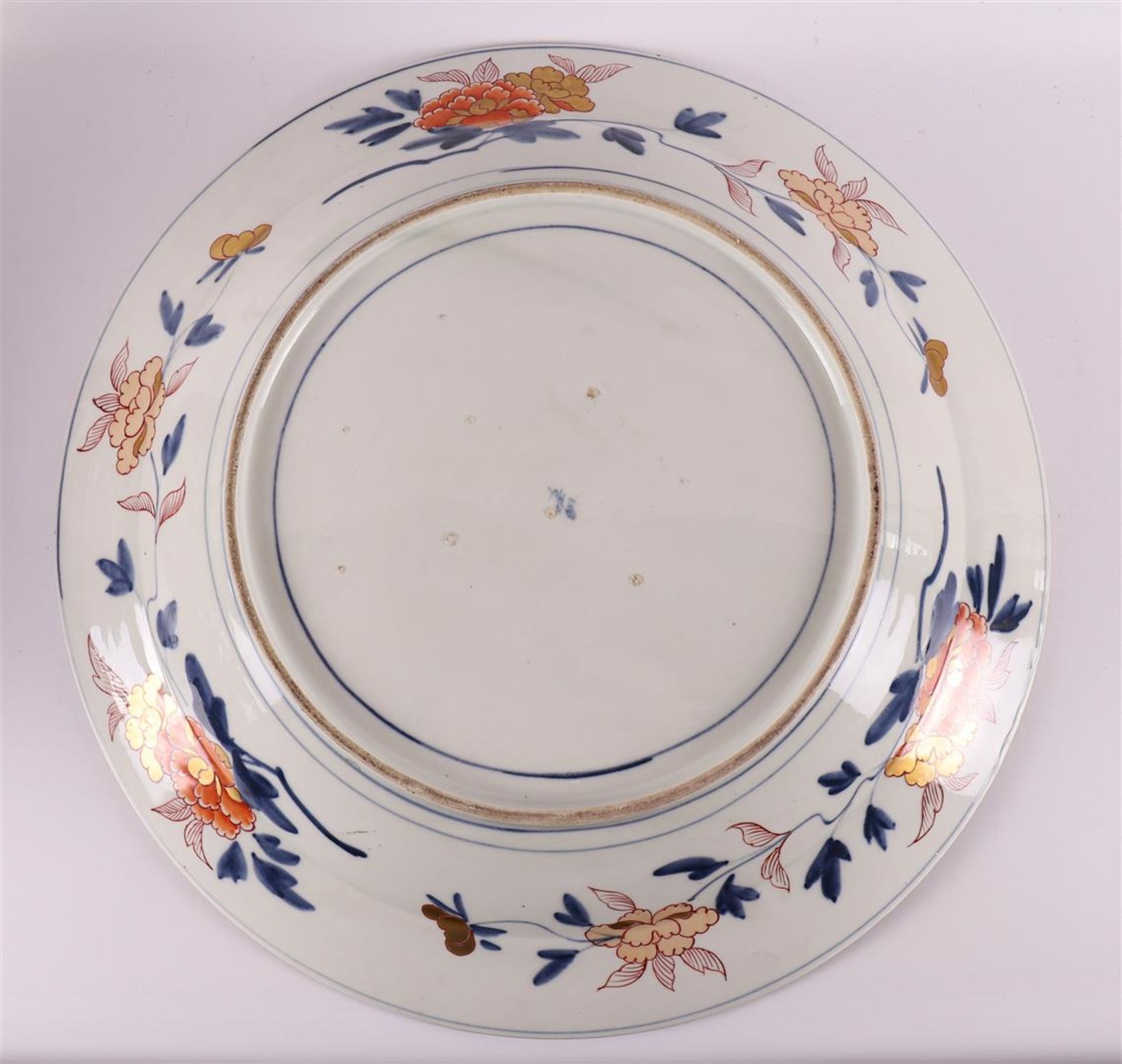 A large porcelain Imari dish, Japan, around 1700. - Bild 6 aus 11