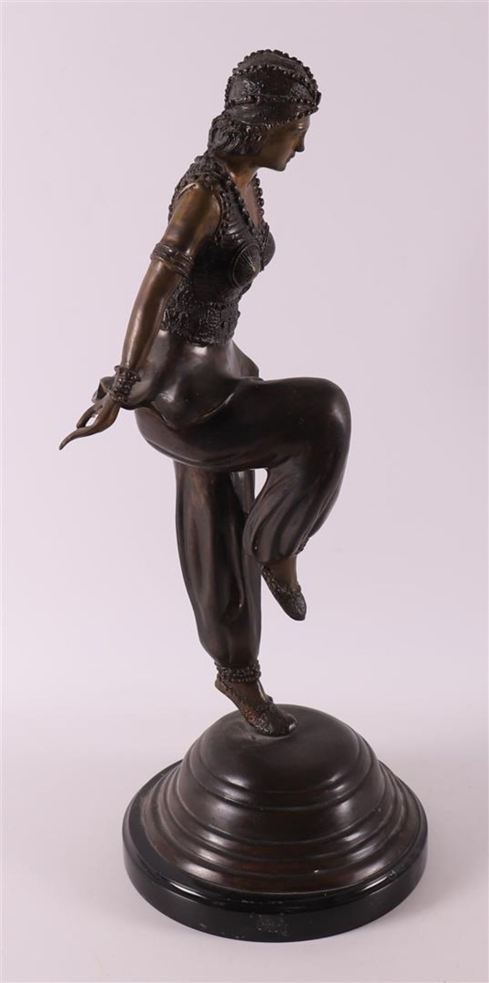 A brown patinated dancer in Art Deco style, 2nd half of the 20th century. - Bild 4 aus 4