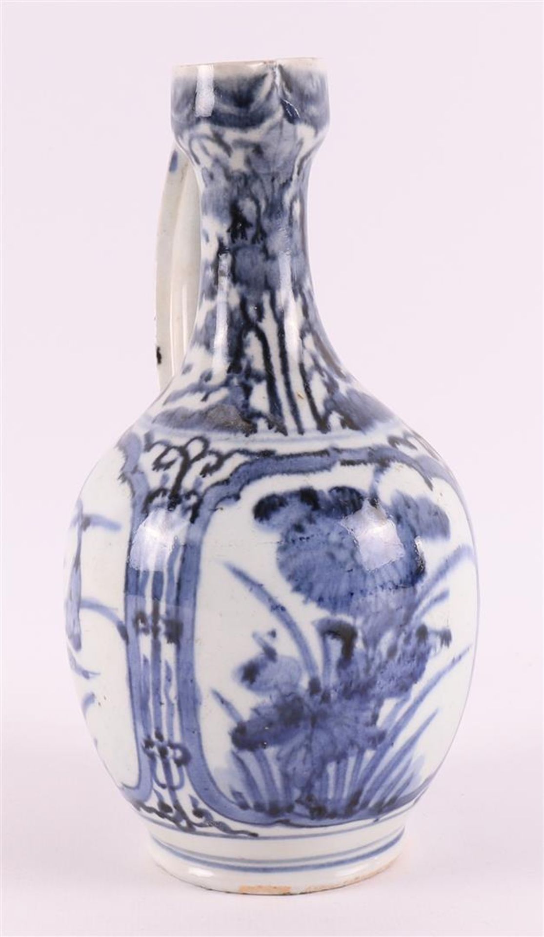 A blue/white porcelain Arita jug, Japan, 18th century. - Bild 3 aus 6