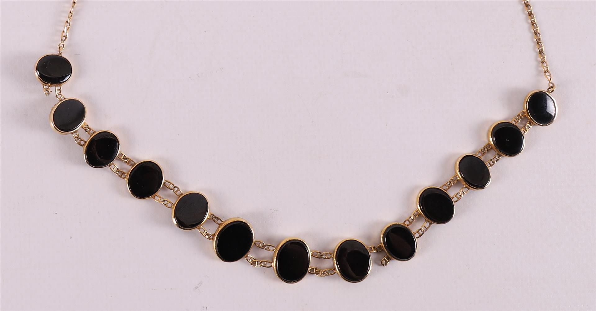 A 14 kt 585/1000 gold necklace with 13 medallions with onyx. - Image 3 of 3