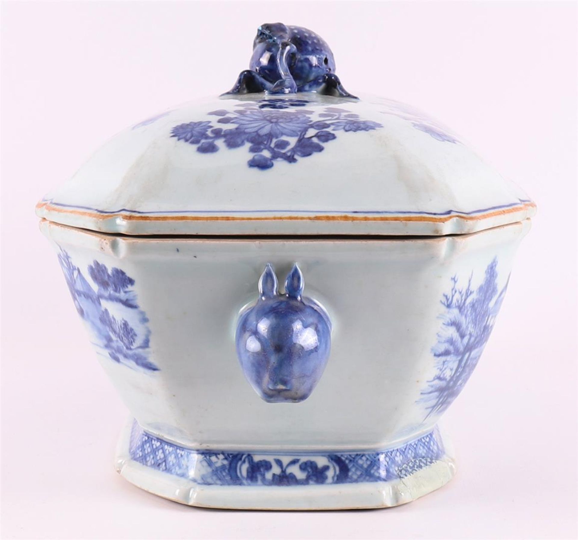 A blue/white porcelain tureen, China, Qianlong, 18th century. - Image 6 of 12