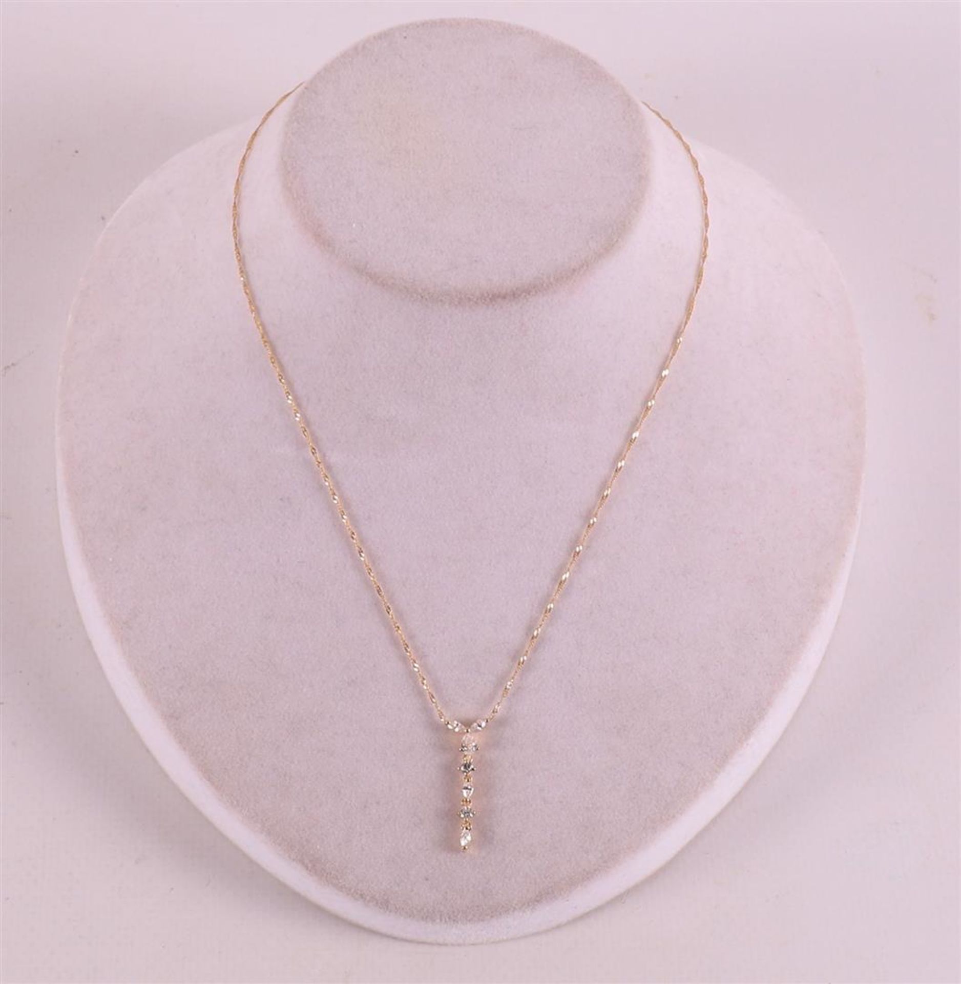 An 18 kt 750/1000 gold necklace with zirconias. - Image 3 of 3