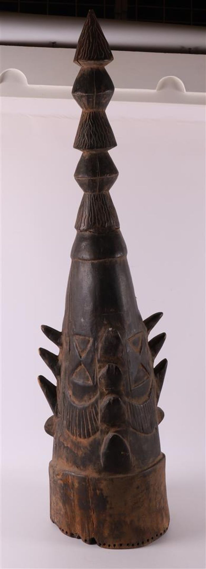 A carved wooden 'Odudu helmet mask', Nigeria, Africa, 2nd half of the 20th centu - Bild 2 aus 2