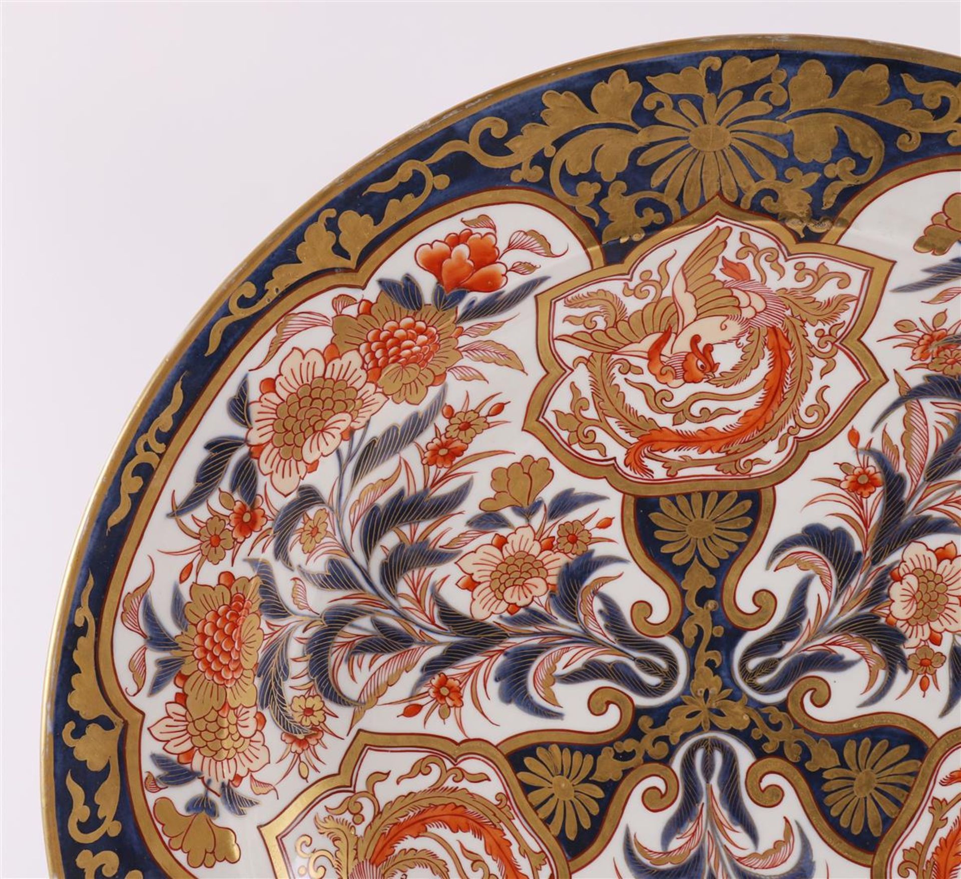 A large porcelain Imari dish, Japan, around 1700. - Bild 3 aus 11