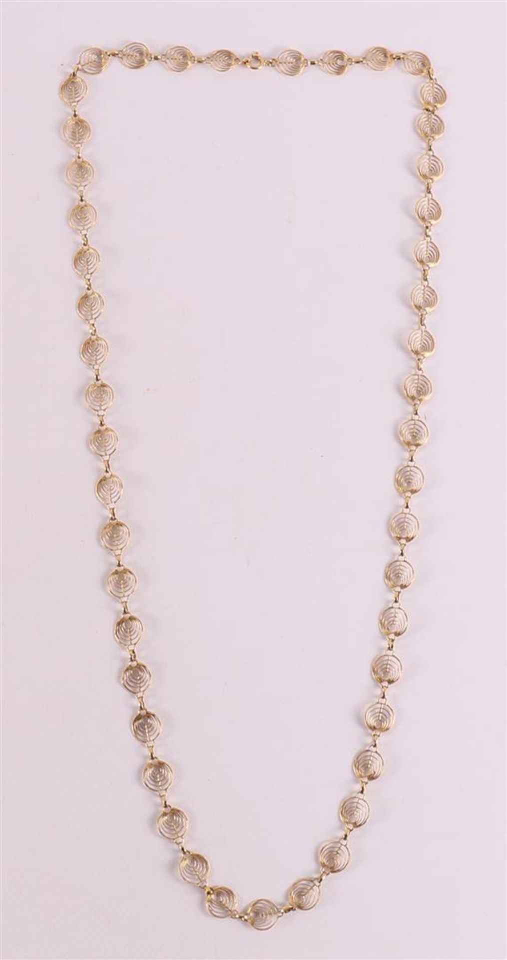 An 18 kt 750/1000 gold necklace with concentric circles.