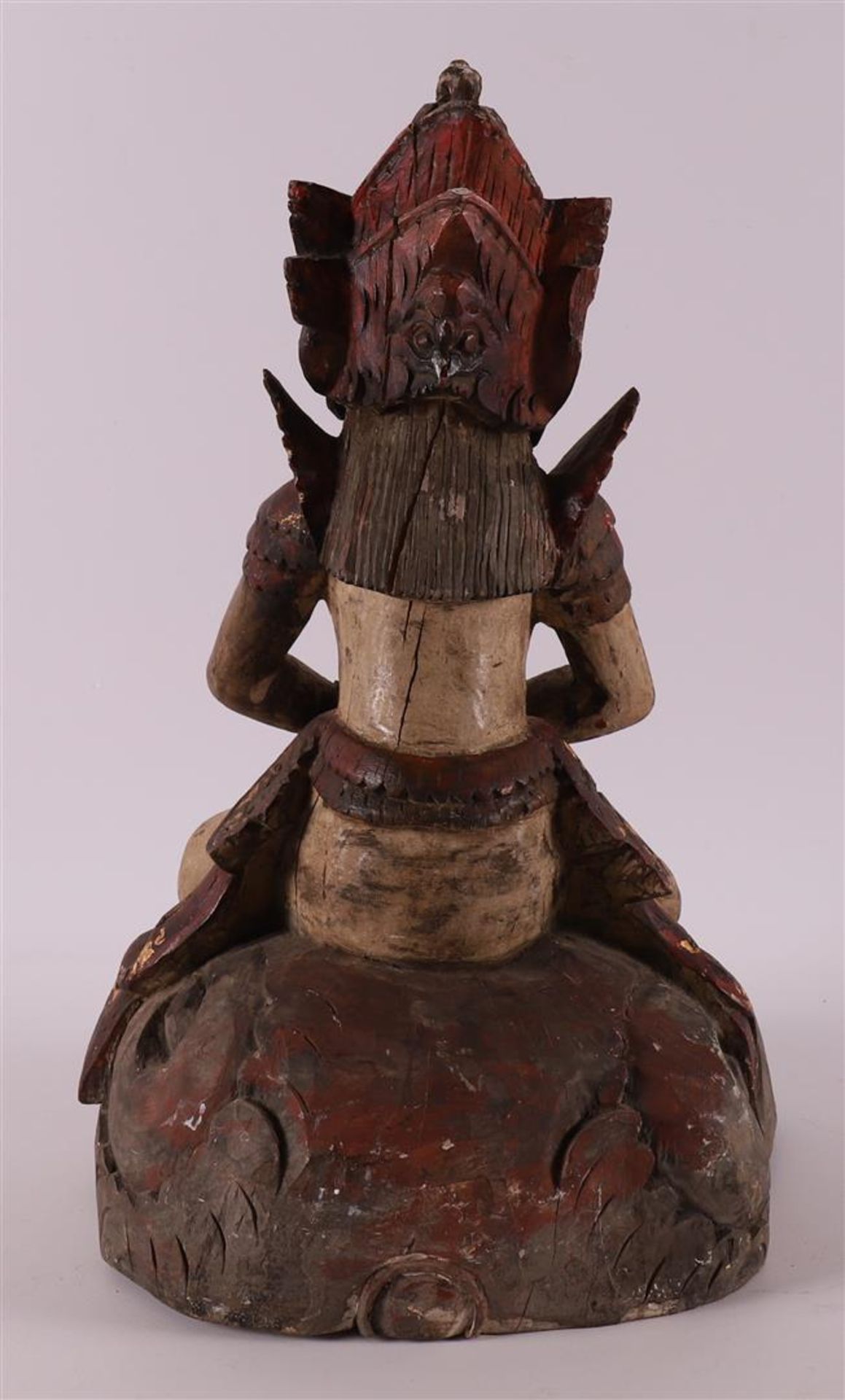 A carved wooden temple statue of a seated man, Indonesia, 19th/20th century - Bild 2 aus 4