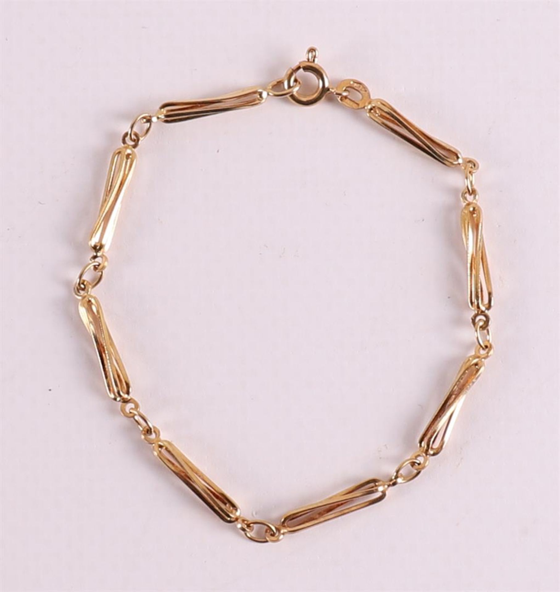 An 18 kt 750/1000 gold bracelet with twisted link.