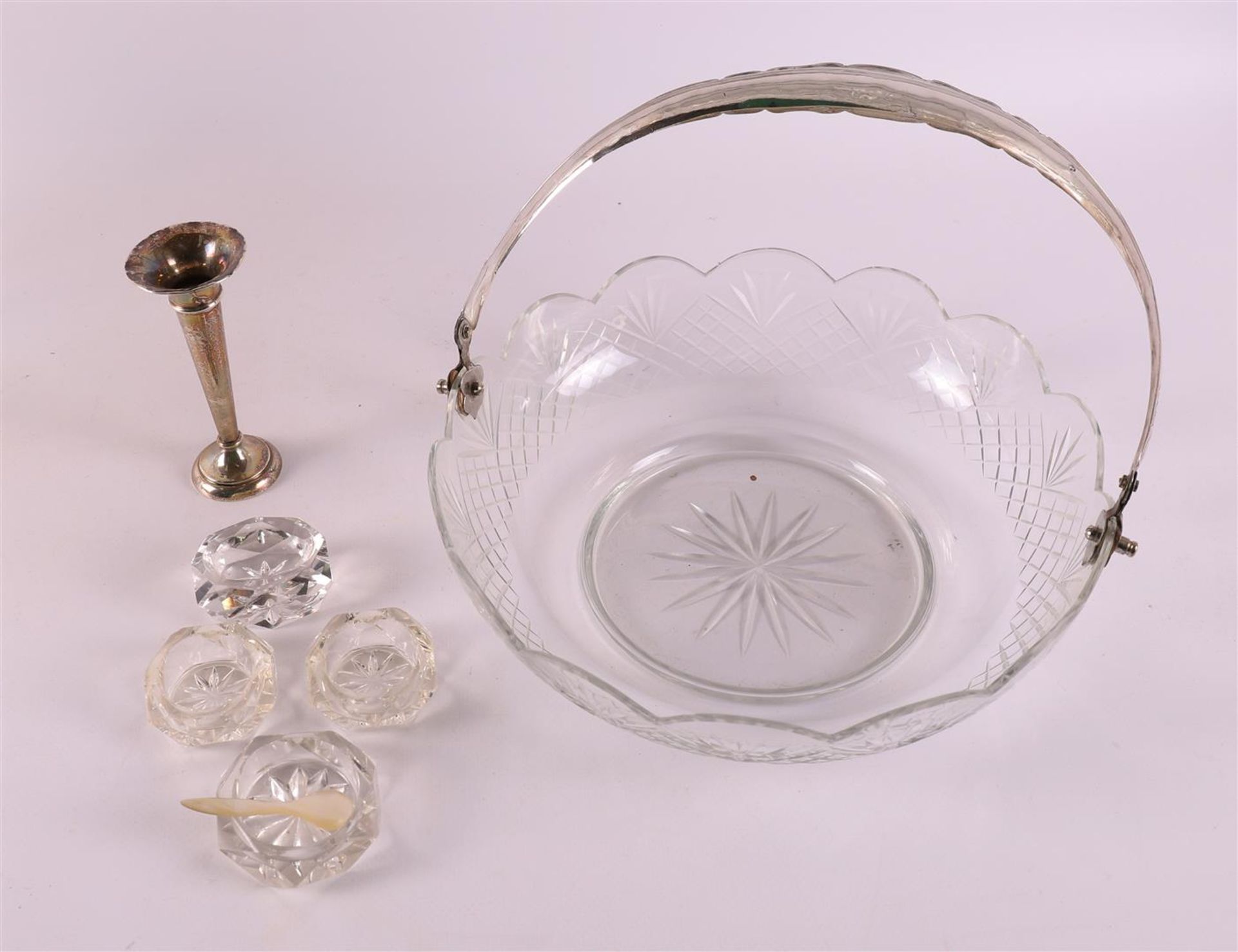 A lot of various glass, including a fruit bowl with silver handle, early 20th ce - Image 4 of 6